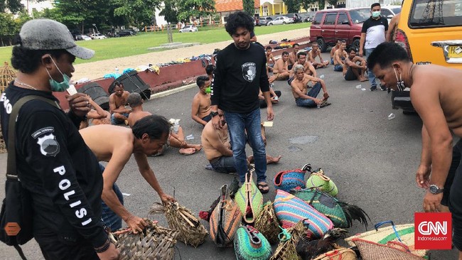 Sedikitnya 33 orang diamankan usai terlibat dalam kerumunan sabung ayam di Pasar Johar, Semarang di tengah wabah corona.