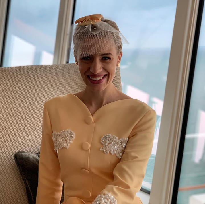 <p>Ia memang sering memakai baju dengan warna-warna cerah, terutama kuning. Viola beberapa kali mengunggah fotonya dengan baju berwarna kuning. (Foto: Instagram @lolagin)</p>