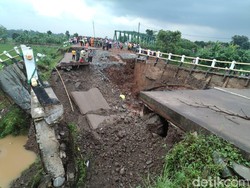 Jembatan Beton di Purwakarta Ambruk, Satu Orang Tewas Tertimbun