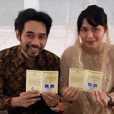 Pernikahan Sederhana Gitaris 'Lyla' dengan Utia Octaria, Sahabat Kaget