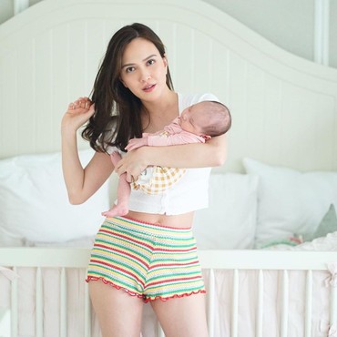 Shandy Aulia Seksi Saat Cuci Cuci Baju, Netizen: Menggoda Banget