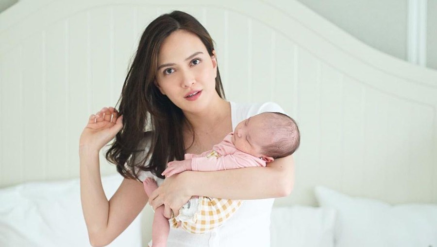 Shandy Aulia tampil seksi saat mencuci baju sang putri, Claire Herbowo. Ia pun mendapatkan perhatian dari netizen.