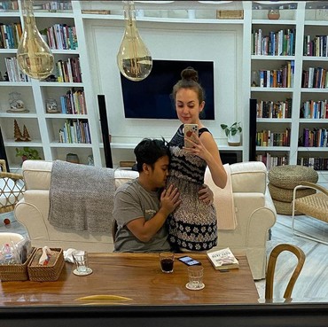 Perut Hamil Rianti Cartwright Dicium Suami, Netizen: Happy For You Guys