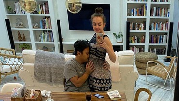 img-title Perut Hamil Rianti Cartwright Dicium Suami, Netizen: Happy For You Guys