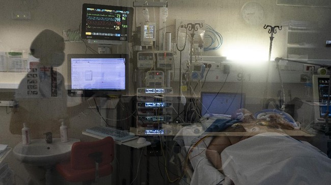 A COVID-19 patient undergoes treatment in one of the intensive care units (ICU) of the Germans Trias i Pujol hospital in Badalona, Barcelona province, Spain, Wednesday, April 1, 2020. The new coronavirus causes mild or moderate symptoms for most people, but for some, especially older adults and people with existing health problems, it can cause more severe illness or death. (AP Photo/Felipe Dana)