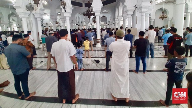 Masjid Baiturrahman Banda Aceh tetap menggelar Salat Jumat di tengah imbauan pencegahan corona dan ibadah dari rumah.