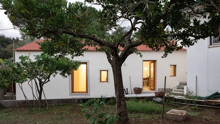 Sebuah rumah di Ansiao, Portugal direnovasi menjadi rumah berkonsep minimalis namun tetap mempertahankan sisi historis dari rumahnya sendiri.