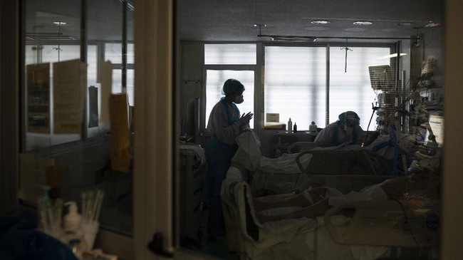Healthcare workers assist COVID-19 patients at one of the intensive care units (ICU) of the Germans Trias i Pujol hospital in Badalona, Barcelona province, Spain, Wednesday, April 1, 2020. The new coronavirus causes mild or moderate symptoms for most people, but for some, especially older adults and people with existing health problems, it can cause more severe illness or death. (AP Photo/Felipe Dana)