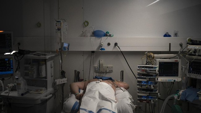 A COVID-19 patient undergoes treatment in one of the intensive care units (ICU) of the Germans Trias i Pujol hospital in Badalona, Barcelona province, Spain, Wednesday, April 1, 2020. The new coronavirus causes mild or moderate symptoms for most people, but for some, especially older adults and people with existing health problems, it can cause more severe illness or death. (AP Photo/Felipe Dana)