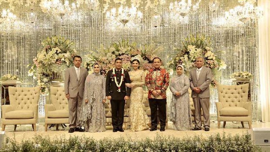 Foto Wakapolri Gatot Eddy Pramonosaat menghadiri pesta pernikahan Kapolsek Fahrul Sudiana menjadi ramai diperbinagkan hingga tuai rasa kecewa.