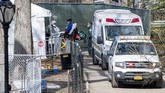 Hingga saat ini belum ditemukan vaksin dan obat untuk virus corona. Penanganan pada pasien positif diambil berdasarkan gejala klinis mereka. (AP Photo/Mary Altaffer)