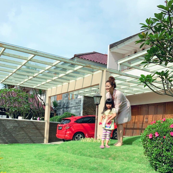 <p>Rumput yang hijau di halaman membuat rumahnya sampai disebut-sebut netizen sebagai surga hingga rumah idaman. (Foto: Instagram @vegadarwanti123)  </p>
