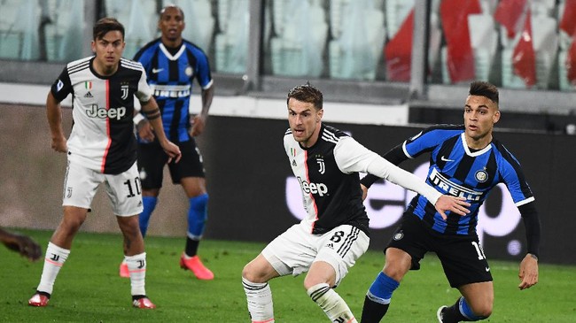 Juventus' Welsh midfielder Aaron Ramsey (2ndR) vies with Inter Milan's Argentinian forward Lautaro Martinez during the Italian Serie A football match Juventus vs Inter Milan, at the Juventus stadium in Turin on March 8, 2020. - The match is played behind closed doors due to the novel coronavirus outbreak. (Photo by Vincenzo PINTO / AFP)