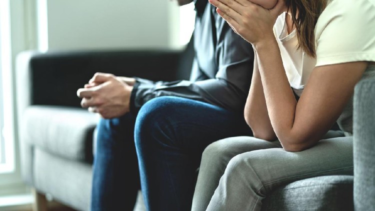 Suami dan istri Jealousy, cheating or infidelity in relationship concept. Sad upset couple. No trust. Jealous wife or cheating husband. Married man and woman fighting. Silent treatment and communication problem.