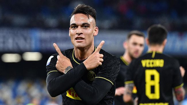 Inter Milan's Argentinian forward Lautaro Martinez celebrates after scoring during the Italian Serie A football match Napoli vs Inter Milan on January 6, 2020 at the San Paolo stadium in Naples. (Photo by Tiziana FABI / AFP)