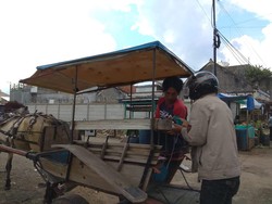 Pemuda Garut Turun ke Jalan Edukasi Abang Becak-Kusir Delman soal Corona