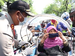 Polisi Tulungagung Bagikan 2.000 Masker ke Pengguna Jalan