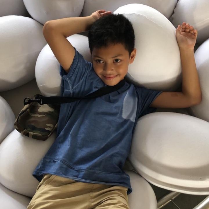Pose Keanu saat asyik bersantai. (Foto: Instagram @keanu_massaid)