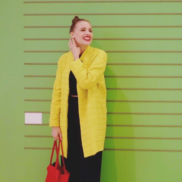 <p>Istri Daniel ini terlihat cantik menggunakan pakaian apa saja. Salah satunya, outer berwarna kuning cerah ini membuat tampilan Viola terlihat bright dan chic. (Foto: Instagram @lolagin)</p>