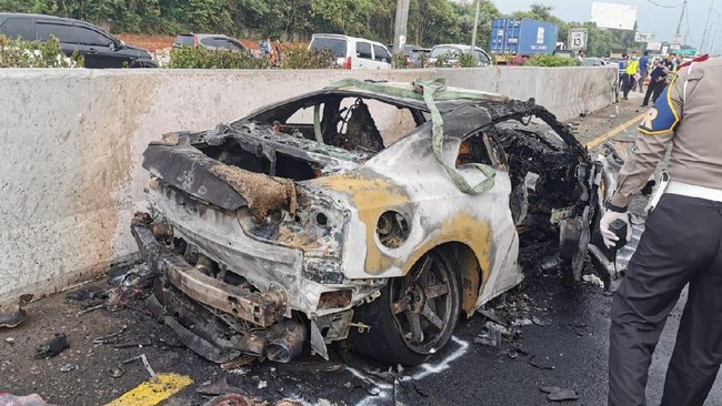 Wakil Jaksa Agung Arminsyah meninggal dunia setelah mobil yang dikemudikannya mengalami kecelakaan di KM 13 Tol Jagorawi, Sabtu (4/4).