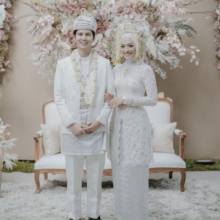 Mega mengenakan kebaya berwarna putih dan songket berwarna perak. Suntiang dan perhiasannya pun berwarna senada. (Foto: Instagram @megaiskanti)