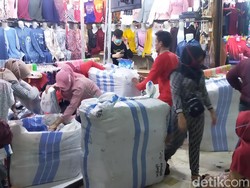 Pedagang Kemasi Barang Dagangan Sebelum Pasar Kapasan Ditutup