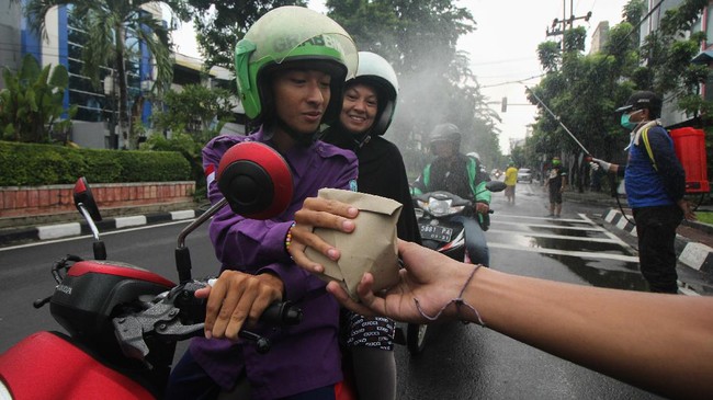 Andre tak tahu sampai kapan penyebaran corona berakhir. Yang dia tahu, dia harus bergerak agar keluarganya tetap bertahan hidup.