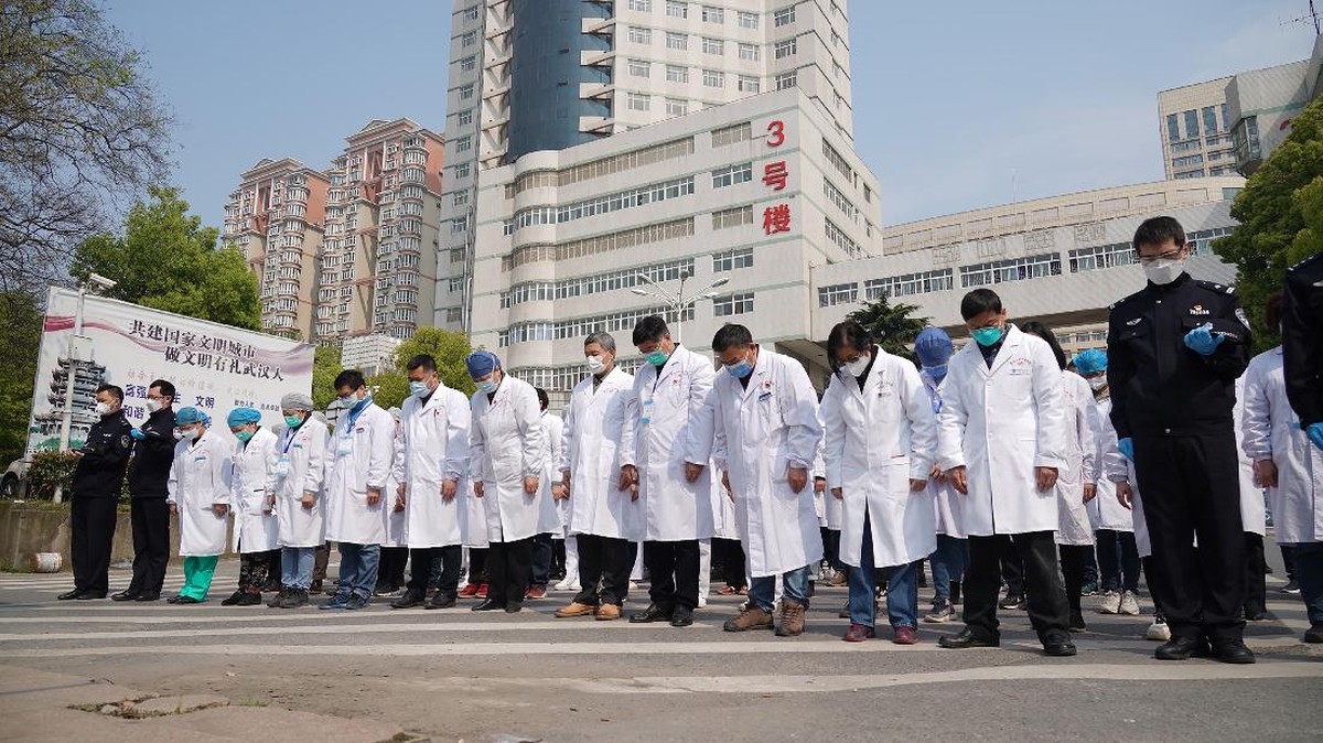 FOTO: Hening Cipta Untuk Korban Corona di China