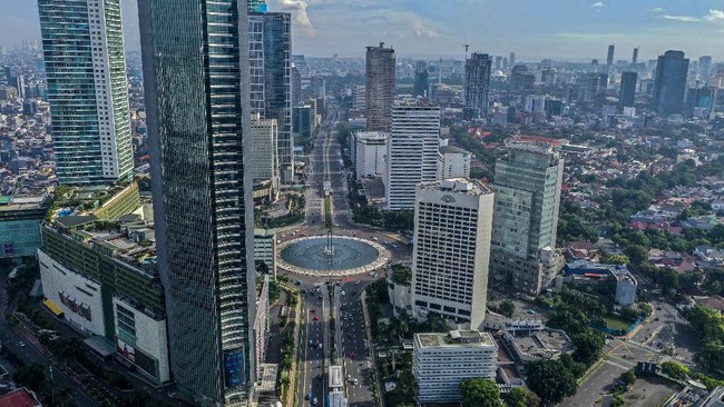 Foto udara suasana gedung bertingkat di kawasan Jalan MH Thamrin, Jakarta, Jumat (3/4/2020). Memasuki minggu ketiga imbauan kerja dari rumah atau work from home (WFH), kualitas udara di Jakarta terus membaik seiring dengan minimnya aktivitas di Ibu Kota. Berdasarkan data dari situs pemantauan udara AirVisual.com pada Kamis 3 April pada pukul 12.00 WIB, Jakarta tercatat sebagai kota dengan indeks kualitas udara di angka 55 atau masuk dalam kategori sedang. ANTARA FOTO/Galih Pradipta/pras.