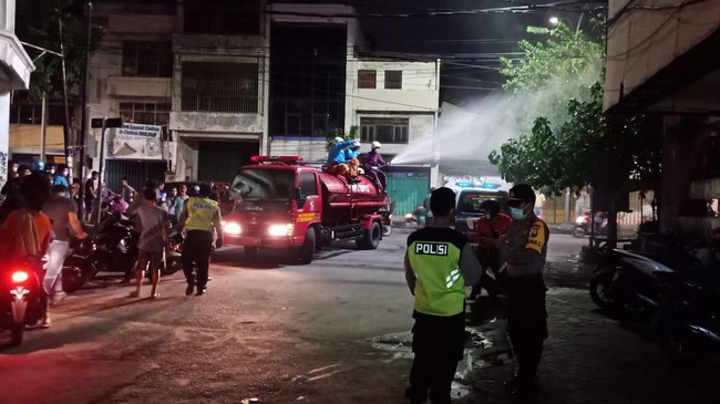 Salah satu pusat grosir terbesar di Surabaya ditutup sejak Minggu besok hingga dua pekan mendatang.