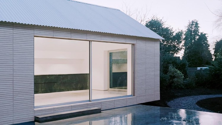 Sebuah rumah minimalis karya arsitek Jonathan Burlow di Kent, Inggris ini unik. Diberi nama Over the Edge karena ujung rumahnya seperti melayang.