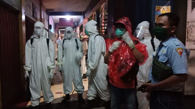 Salah satu pusat grosir terbesar di Kota Surabaya, Pasar Kapasan terpaksa harus ditutup hingga dua pekan ke depan. Hal itu lantaran salah satu orang yang beraktifitas di pasar tersebut terkonfirmasi positif virus corona (Covid-19).