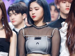 Gaya Ryujin ITZY Pakai Crop Top dari Celana Dalam Seharga Rp 2,3 Juta