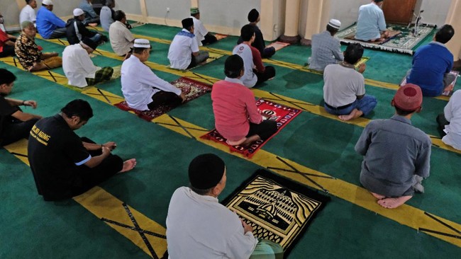 Sejumlah warga melaksanakan salat Ashar di masjid Agung Baiturrahman Temanggung, Jawa Tengah, Jumat (3/4/2020). Takmir masjid Agung Baiturrahman memutuskan masih melaksanakan salat berjamaah lima waktu dengan menerapkan 