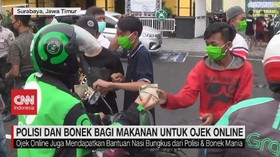 VIDEO: Polisi & Bonek Bagi Makanan Untuk Ojek Online