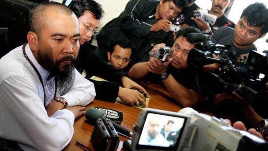 Berita terpopuler hari Minggu (5/4) tentang Syekh Puji buka suara soal nikahi anak 7 tahun hingga Annisa Pohan yang alami gejala COVID-19.