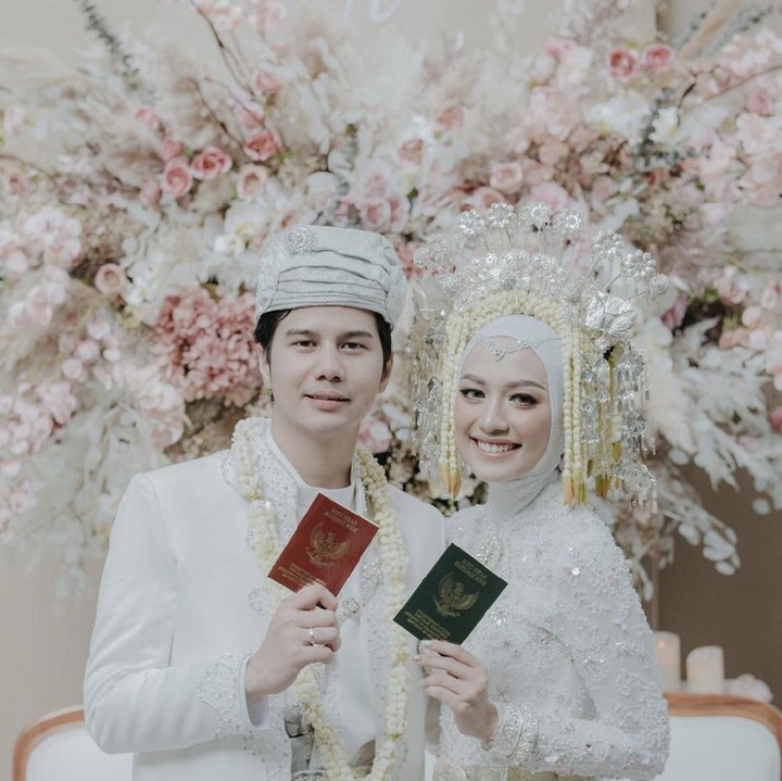Selebgram Mega Iskanti akhirnya resmi menikah dengan Muhammad Najauta pada Sabtu (4/4/2020). Senyum bahagia menghiasi wajah Mega dan Utta. (Foto: Instagram @megaiskanti)