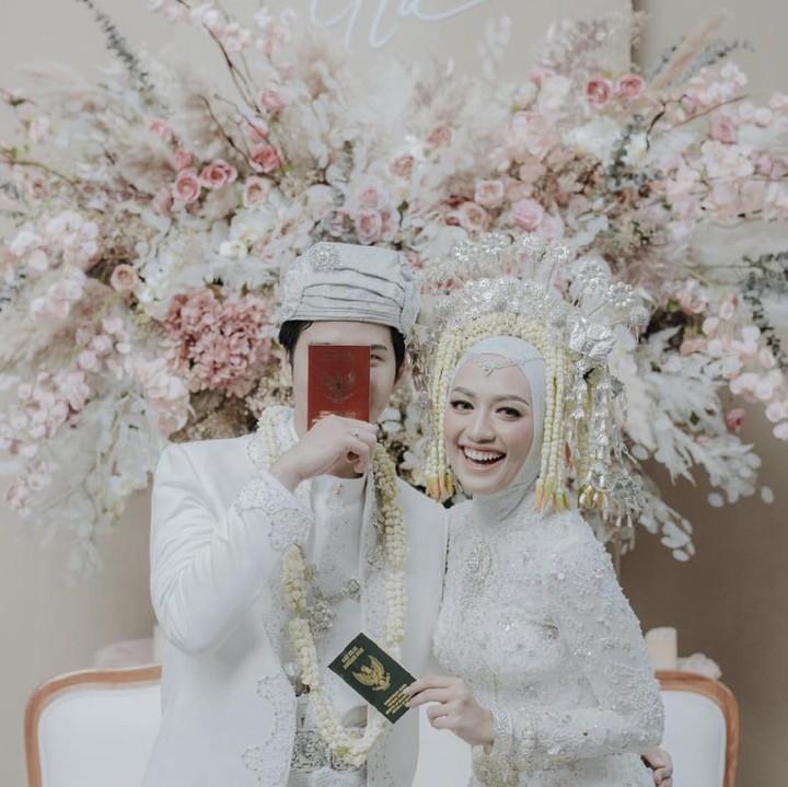 Mega dan Najauta memamerkan buku nikah mereka. Keduanya terlihat bahagia. Semoga pernikahan Mega dan Najauta langgeng ya, Bun. (Foto: Instagram @megaiskanti)