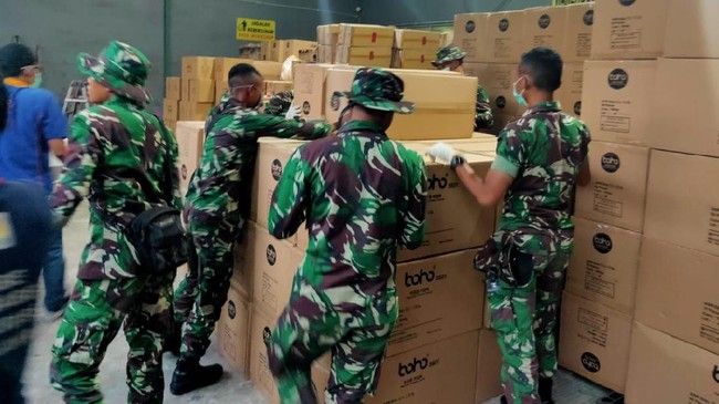 Kepala BNPB Doni Monardo mengatakan, APD yang dikirim dari Jakarta dibiarkan begitu saja oleh beberapa pejabat daerah sehingga menghambat pendistribusiannya.