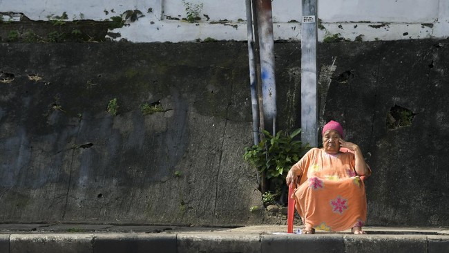 Warga berjemur di kawasan Tanah Abang, Jumat (3/4/2020). Hal tersebut dilakukan warga untuk memperkuat imunitas tubuh.  ANTARA FOTO/Galih Pradipta/pras.