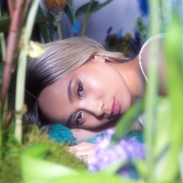 Lirik Lagu Switchblade - NIKI