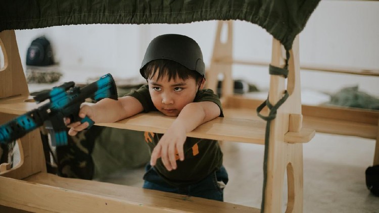 Anak-anak senang permainan kekerasan, seakan menembak teman atau saudaranya, atau berpura-pura jadi penjahat. Tapi, berbahayakah bagi masa depan anak-anak?