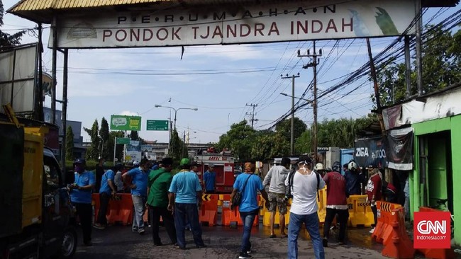 Warga menutup salah satu akses jalan perbatasan Surabaya-Sidoarjo, di Jalan Raya Rungkut Menanggal Surabaya untuk mencegah penyebaran corona.