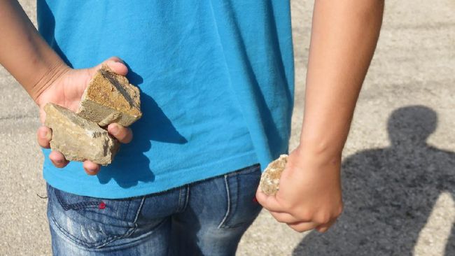 Konflik dan kekerasan merupakan dua hal yang berbeda. Meskipun terkesan sama, sebenarnya ada perbedaan konflik dan kekerasan yang perlu kamu tahu.
