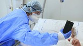 FOTO: Setitik Harapan di Tengah Wabah Corona Italia Jumlah kasus virus corona di Italia dilaporkan mulai menurun, dan memberi secercah harapan bagi penduduk setempat.