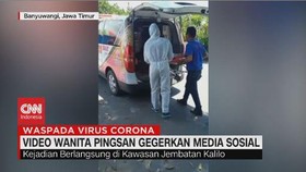 VIDEO: Viral Wanita Pingsan Dievakuasi Petugas Pakai APD