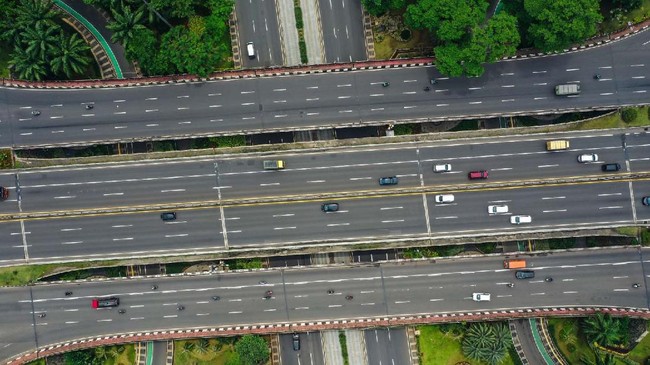 Foto aerial kendaraan melintas di kawasan Semanggi, Jakarta, Jumat (27/3/2020). Sejumlah ruas jalan utama ibu kota lebih lengang dibandingkan hari biasa karena sebagian perusahaan telah menerapkan bekerja dari rumah guna menekan penyebaran virus Corona atau COVID-19. ANTARA FOTO/Galih Pradipta/nz
