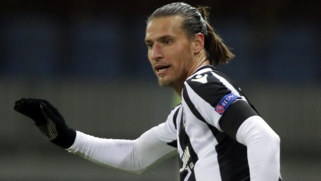 Pesepakbola Serbia, Aleksandar Prijovic, ditangkap polisi karena melanggar jam malam sebagai bagian dari darurat virus corona.