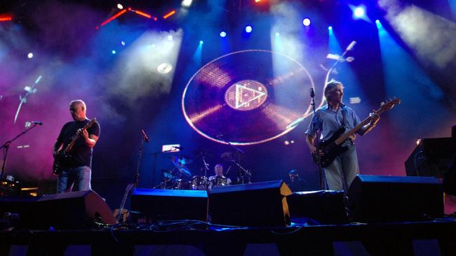 Ketika polisi datang untuk membubarkan konser tribut yang diadakan fan Pink Floyd di New Jersey, para petugas justru dimaki-maki oleh para penggemar.