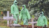 FOTO : Mereka yang Tetap Mengabdi di Tengah Pandemi Ketika semua orang dipaksa untuk tetap berada di rumah, sejumlah pihak tetap mengabdi dan bekerja di luar rumah demi melawan pandemi Covid-19.